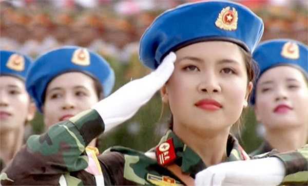 Hai nữ quân nhân xinh đẹp khiến dân mạng mê mẩn