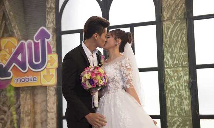 Sửng sốt với đám cưới đẹp như mơ của Au Mobile