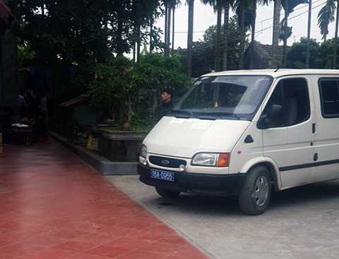 Xe biển xanh đưa đón hàng chục quý bà đi đánh bạc là của ai?