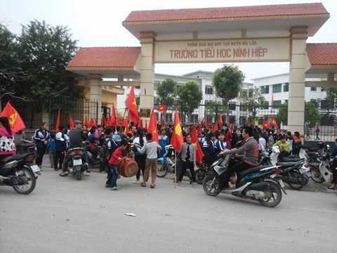 Học sinh Ninh Hiệp được cho tiền để nghỉ học phản đối xây trung tâm thương mại?