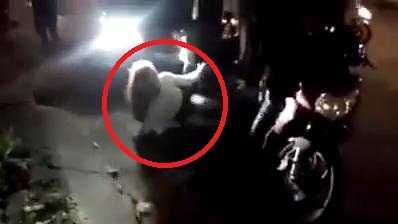 Clip: Giả làm người nhà, táo tợn lao vào đánh người, cướp xe