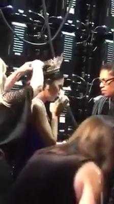 Clip: Hoa hậu Hoàn vũ 2015 ôm mặt khóc nức nở trong hậu trường