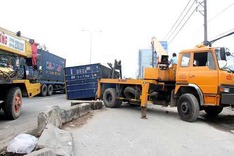 Thùng container rơi trên quốc lộ, dân vứt xe tháo chạy thục mạng