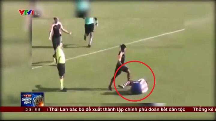 Clip: Nhận thẻ đỏ, cầu thủ hóa điên sút tung mặt đối phương