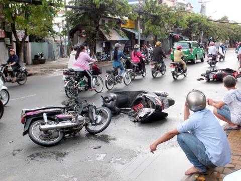 Tên cướp đường phố gây tai nạn liên hoàn