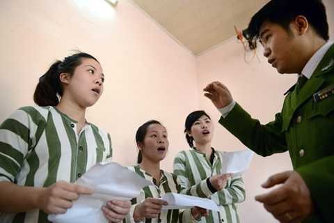 Buồng giam có trên 30 phạm nhân được trang bị tivi màu, phát báo Nhân dân