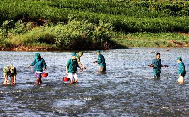 Trục vớt hơn 360 quả đạn, pháo dưới lòng sông