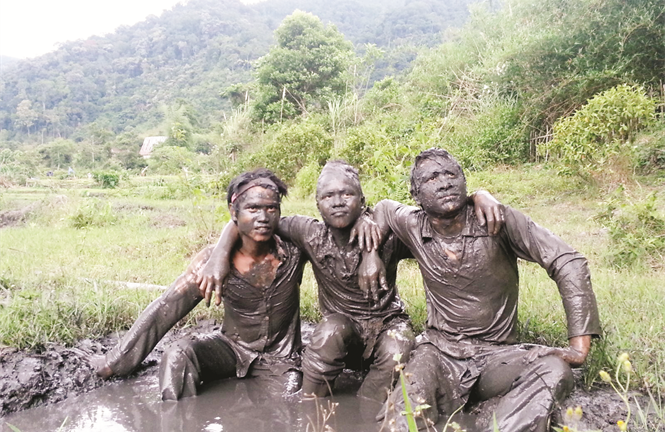 Kỳ lạ làng 'người rừng' bôi phân trâu lên người ở Tây Nguyên