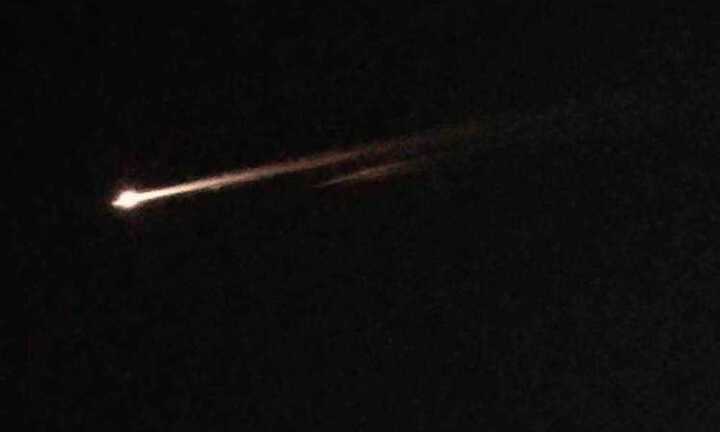 Clip: Cầu lửa khổng lồ bí ẩn bay vụt qua bầu trời Las Vegas