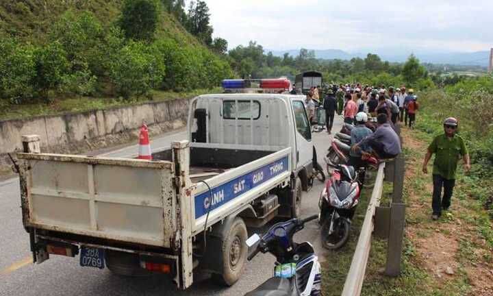 Lao vào đầu xe tải, 2 phụ nữ chết thảm