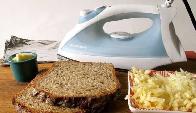 'Độc chiêu' làm bánh mì phô mai nướng bằng bàn ủi