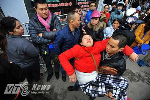 Ảnh: Chen lấn xô đẩy, hỗn loạn tại điểm tiêm vắcxin ở Hà Nội