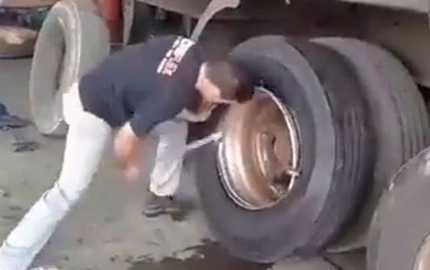 Sửng sốt xem thay lốp xe tải 'bằng cơm' chưa đến 90 giây