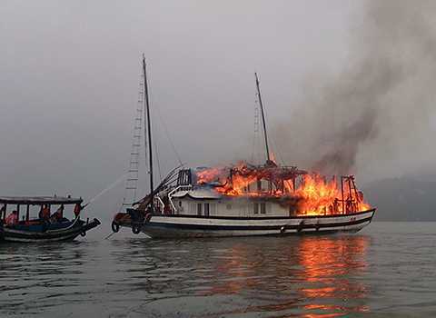 Đang chở khách nước ngoài, tàu du lịch bốc cháy trên vịnh Hạ Long