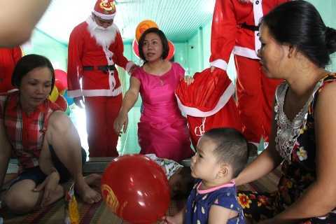 Hàng ngàn phần quà Giáng sinh đến với trẻ em có hoàn cảnh đặc biệt