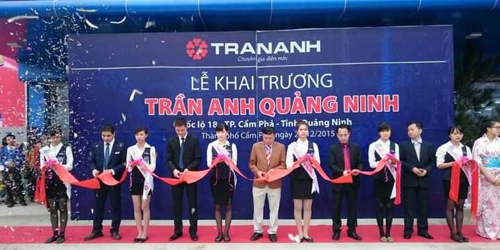 Dòng người đổ xô săn khuyến mại tại siêu thị mới của Trần Anh