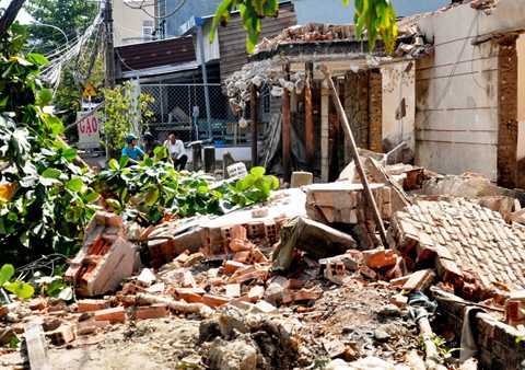 Tháo dỡ nhà, nam công nhân bị mảng tường 'khổng lồ' đè chết