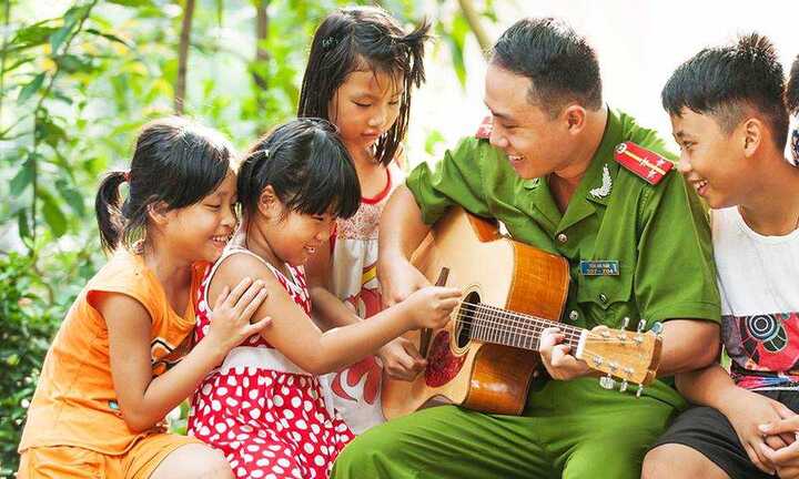 Thầy giáo điển trai, tài năng được yêu mến