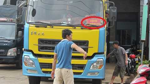 Thực hư chuyện không dán khẩu hiệu Lái xe an toàn sẽ bị xử phạt