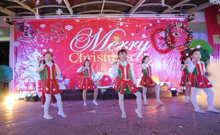 Học sinh tiểu học nhảy dân vũ đón Giáng sinh