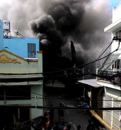 Lửa lớn bao trùm thiêu rụi 3 nhà xưởng giữa Sài Gòn