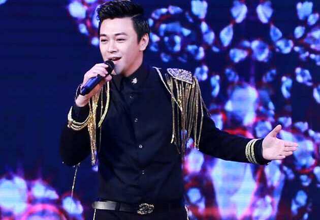 Phan Anh diện đồ cầu kỳ, đi giày trang trí vàng 18k lên sân khấu