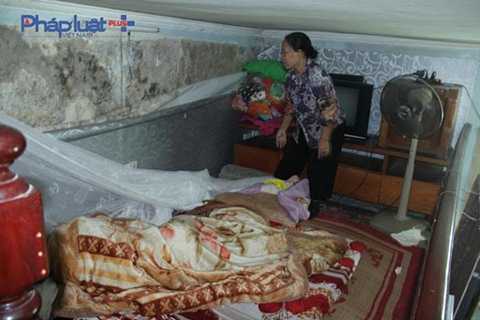 7 người sống trong căn gác 5m2 ở Hà Nội: Thấp thỏm lo nhà sập
