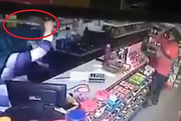 Clip: Cầm dao rựa đi cướp cửa hàng bị nhân viên vác kiếm samurai đuổi đánh