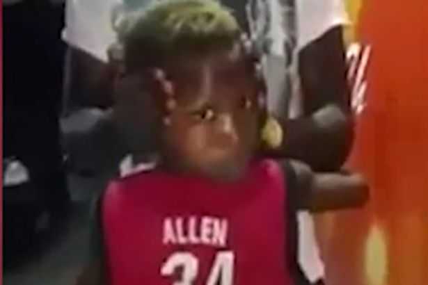 Kinh ngạc clip cậu bé vặn người 180 độ với cái đầu giữ nguyên