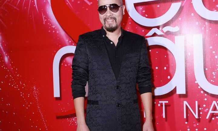 NTK Đức Hùng gây sốc với trang phục lạ trên sân khấu