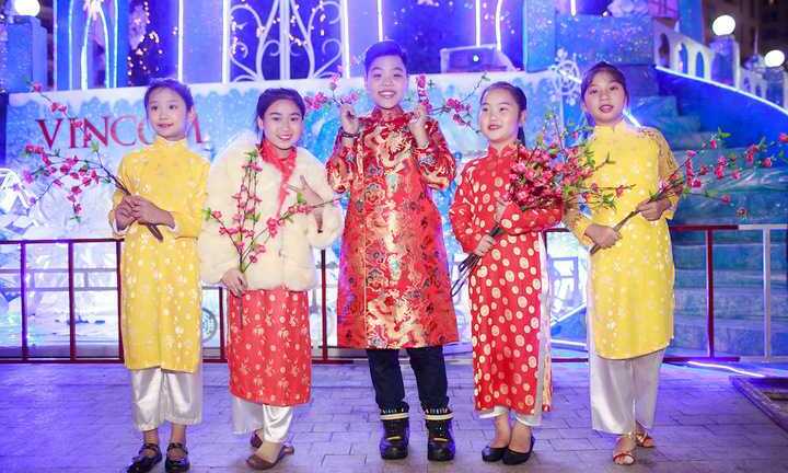 Á quân Giọng hát Việt nhí mặc áo dài khuấy động hàng nghìn khán giả