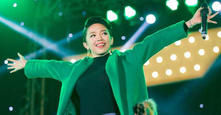 Tóc Tiên diện đồ ôm sát hâm nóng ngày đông