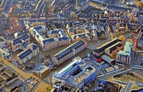 Mưa lớn phố biến thành sông, 4.000 người Anh sơ tán