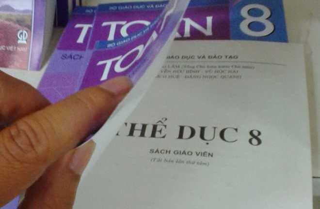 Bìa sách giáo khoa toán lớp 8, bên trong môn thể dục