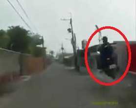 Clip: Khiếp hồn xe máy vượt ẩu, nhảy chồm như ngựa phi