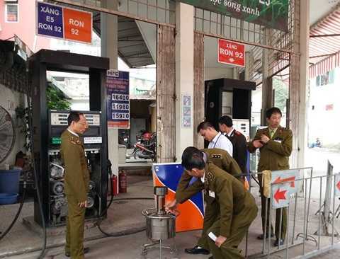 Khởi tố vụ hai cây xăng gắn chip 'móc túi' khách hàng ở Hà Nội