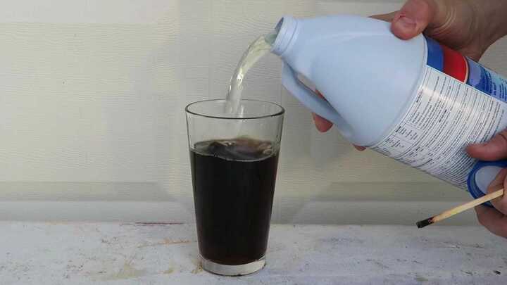 Clip: Đổ thuốc tẩy vào nước Coca Cola và kết quả bất ngờ