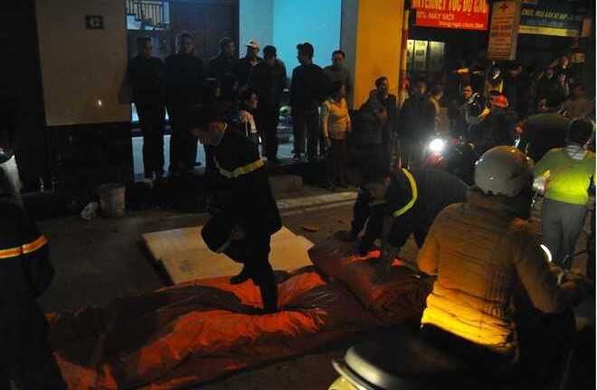 Kẻ 'ngáo đá' đứng trên tầng thượng nhảy múa, ném gạch ngói xuống đường