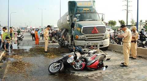 TP.HCM: CSGT lên tiếng vụ xe bồn húc hàng loạt xe máy tại cầu Rạch Chiếc