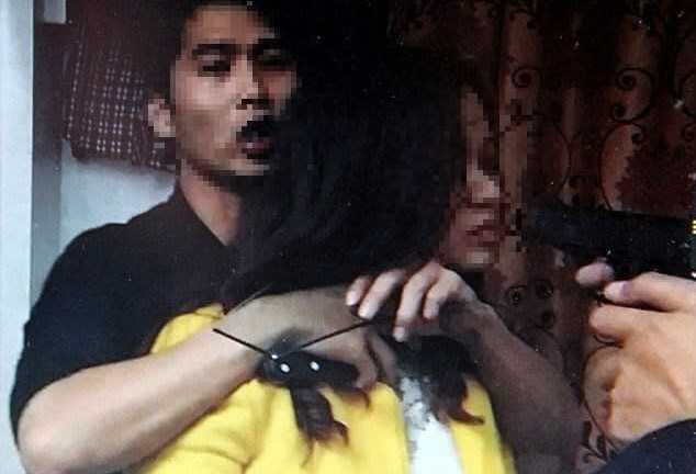 Hung hãn lao vào bệnh viện kề dao uy hiếp nữ bác sĩ