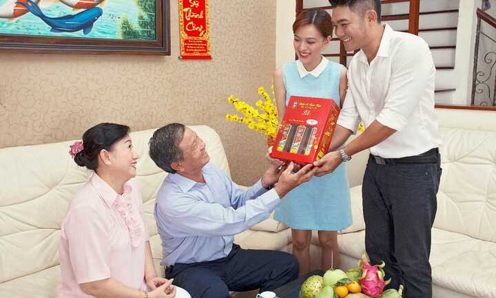 Mách nàng dâu nghệ thuật chọn quà Tết cho nhà chồng