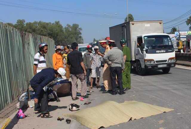 Tránh 'lô cốt' giữa đường, 2 bà cháu bị container tông chết