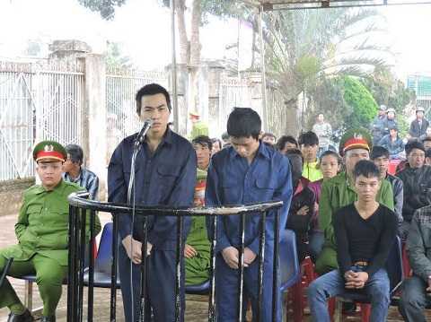 Nhóm thanh niên 'ném đá xe khách cho vui' hầu tòa