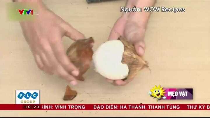 Video: ‘Bí kíp’ tách vỏ dừa khô chỉ trong 30 giây