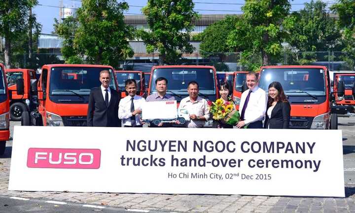 FUSO bàn giao 30 xe tải nhẹ cho khách hàng