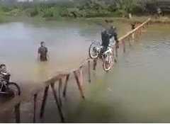 Clip: Cười té ghế màn đua xe đạp qua cầu gỗ siêu nhỏ