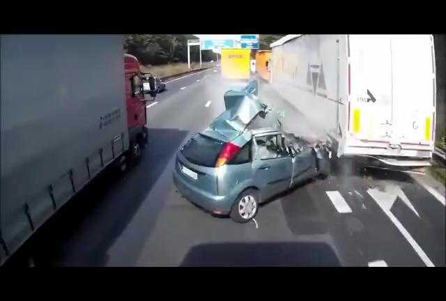 Clip: Vượt ẩu, ôtô con tông xe tải liên hoàn thảm khốc