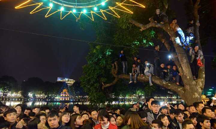 Giẫm cây, đạp cỏ, ngất xỉu hàng loạt vì chen lấn đón năm mới