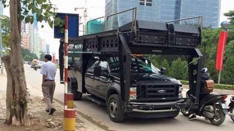 Người Hà Nội choáng với độ ngầu của bán tải đặc chủng Ford F550 Super Duty