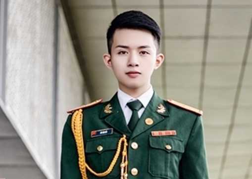 Chân dung 'hot boy quân phục' nổi tiếng dân mạng năm 2015